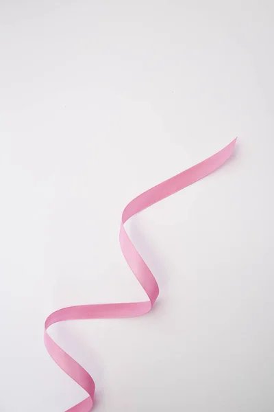 Fita encaracolada rosa isolada em branco — Fotografia de Stock