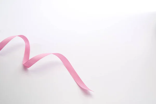Fita encaracolada rosa isolada em branco — Fotografia de Stock