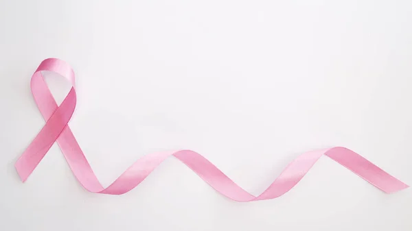 흰색 배경에 핑크 리본 — 스톡 사진