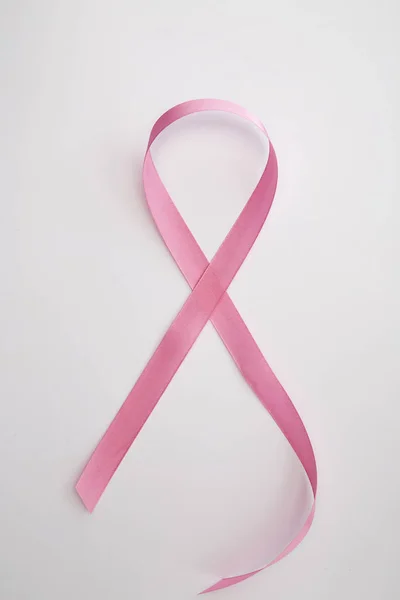 Nastro rosa su sfondo bianco — Foto Stock