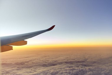 Gün batımlı bir uçağın kanadı