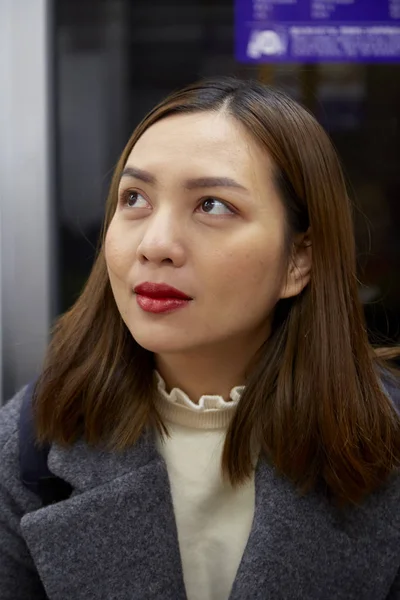 Kendine güvenen Asyalı genç bir kadının portresi. — Stok fotoğraf