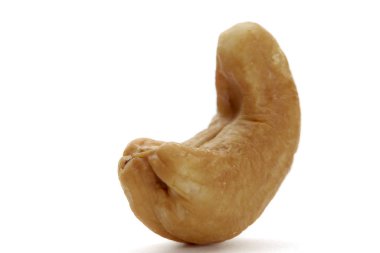 beyaz arka planda izole edilmiş kaju fıstığı,