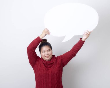 Taylandlı kadın boş konuşma balonu tutuyor