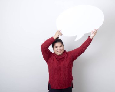 Taylandlı kadın boş konuşma balonu tutuyor