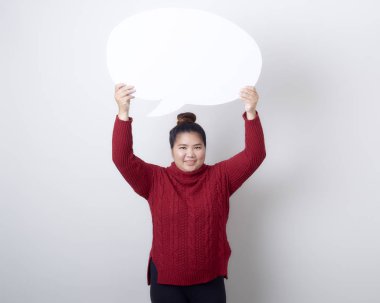 Taylandlı kadın boş konuşma balonu tutuyor