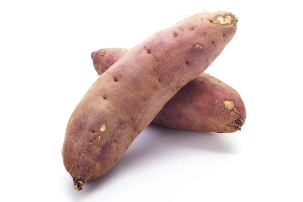 Japanse zoete aardappelen op witte achtergrond — Stockfoto
