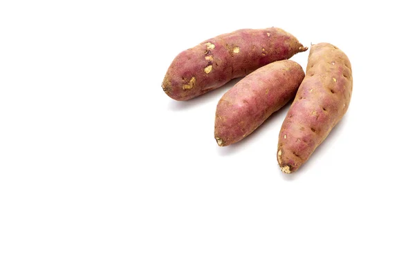 Batatas doces japonesas no fundo branco — Fotografia de Stock