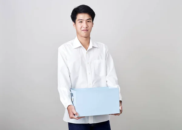 Genç Asyalı iş adamı elinde bir kutu tutuyor. — Stok fotoğraf