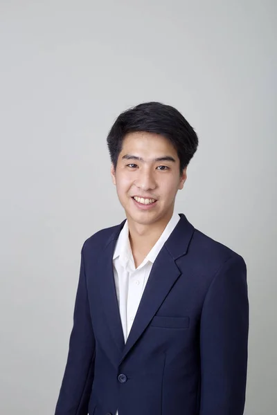 Portrét módního asijského podnikatele na jasně šedé — Stock fotografie
