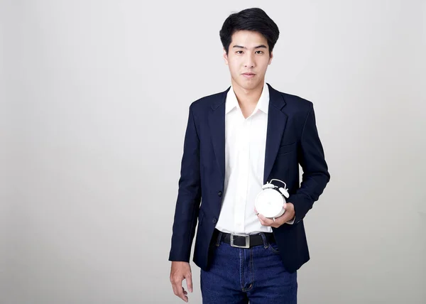 Genç Taylandlı İş Adamı Saati Gösteriyor — Stok fotoğraf