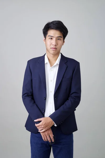 Portrét módního asijského podnikatele na jasně šedé — Stock fotografie