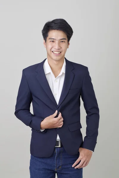 明るい灰色のファッショナブルなアジアのビジネスマンの肖像 — ストック写真