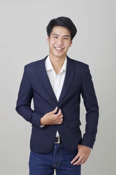 Porträtt av fashionabla asiatiska affärsman på ljusgrå — Stockfoto