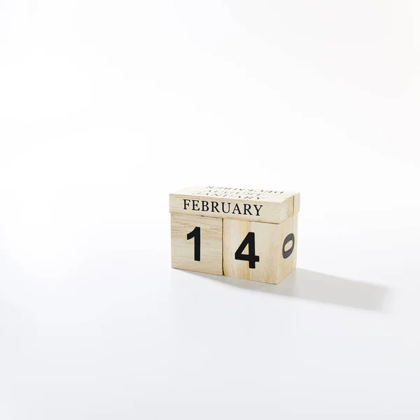 Febrero 14 carta sobre calendario de madera en blanco —  Fotos de Stock