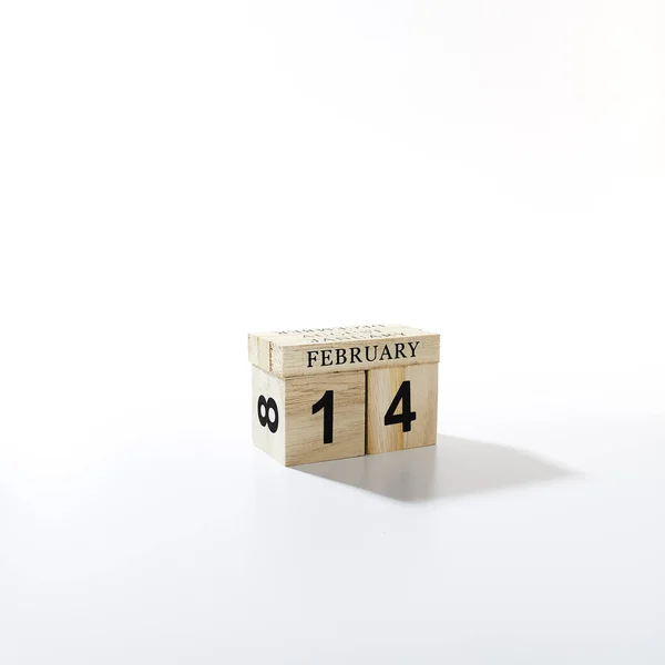 Febrero 14 carta sobre calendario de madera en blanco —  Fotos de Stock