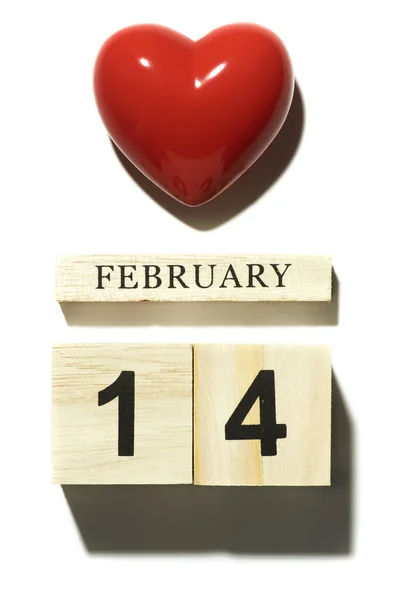 Czerwone serce w kształcie sześcianu kalendarz z cieniem — Zdjęcie stockowe