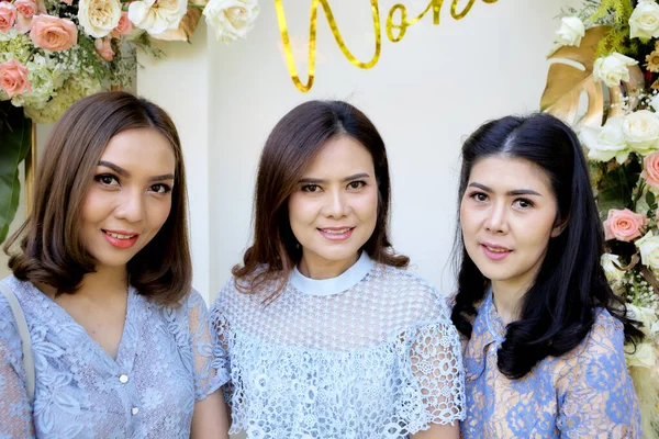 Три жінки друзі виглядають на вечірці на відкритому повітрі — стокове фото