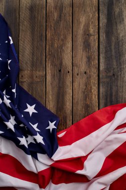 Eski kahverengi ahşap masada Amerikan bayrağı