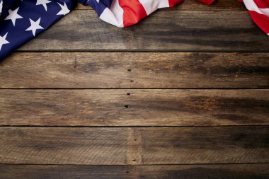 Eski kahverengi ahşap masada Amerikan bayrağı