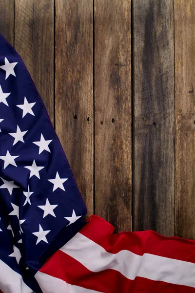 Bandera americana sobre mesa de madera marrón viejo — Foto de Stock