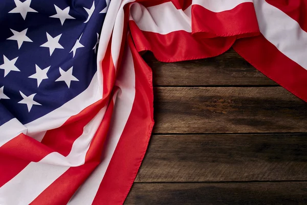 Bandera americana sobre mesa de madera marrón viejo — Foto de Stock