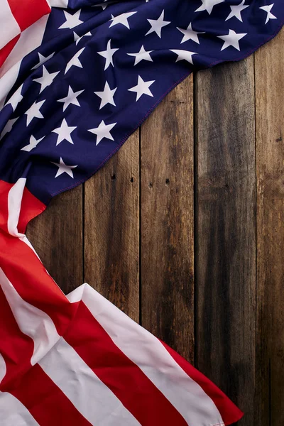 Amerykańska flaga na starym brązowym drewnianym stole — Zdjęcie stockowe