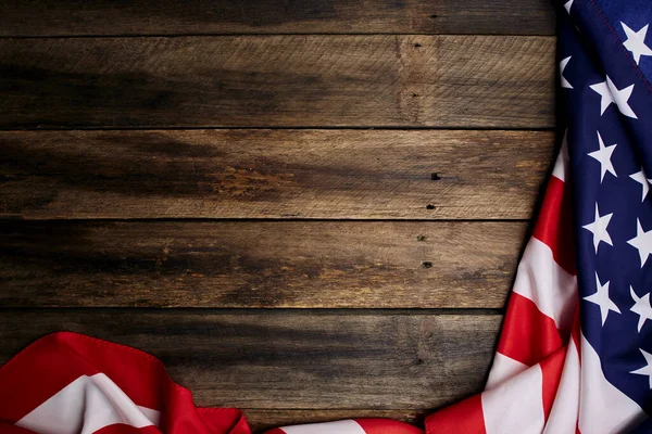 Drapeau américain sur une vieille table en bois marron — Photo