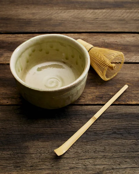 Japanischer Maccha Grüner Tee auf Holzplanke — Stockfoto