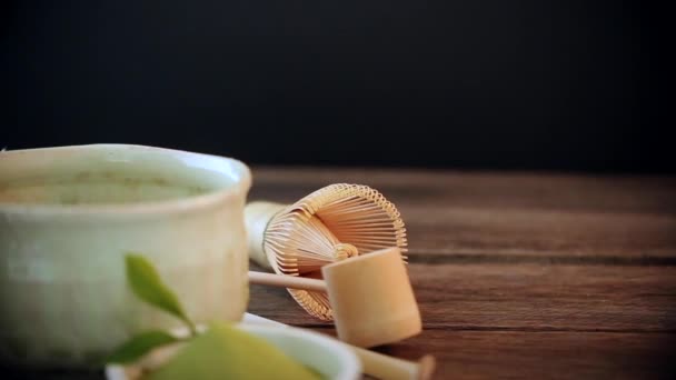 Chá Matcha Verde Uma Tigela Batedor Bambu Mesa Madeira — Vídeo de Stock