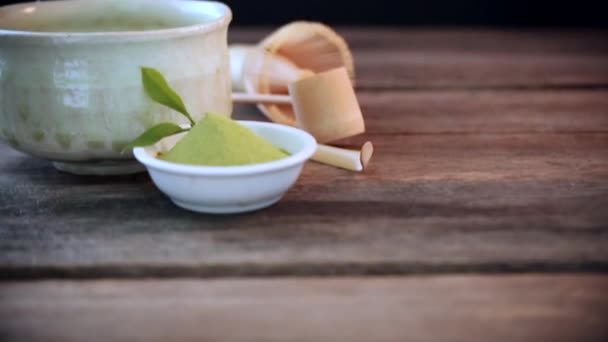Πράσινο Τσάι Matcha Ένα Μπολ Και Σύρμα Μπαμπού Ξύλινο Τραπέζι — Αρχείο Βίντεο