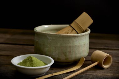 Bir kase içinde organik yeşil matcha çay