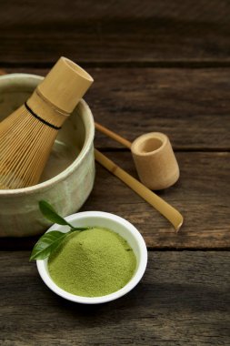 Bir kase içinde organik yeşil matcha çay