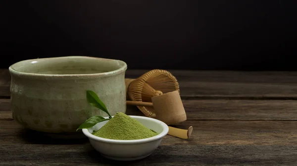 Biologische groene matcha thee in een kom — Stockfoto