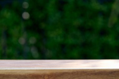 Bulanık orman geçmişi olan ahşap masa.