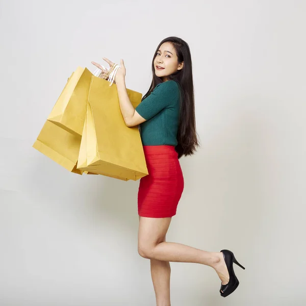 Sorrindo jovem segurando sacos de compras — Fotografia de Stock