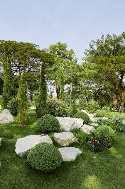 Asyalı yeşil bahçe süslemeleri