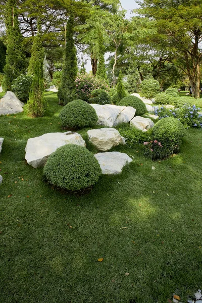 Asiático verde gramado quintal jardim decorações — Fotografia de Stock
