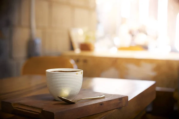 Horká káva na dřevěném stole v kavárně — Stock fotografie