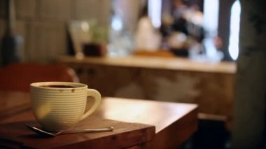 Tezgahtaki kahve dükkanında kahve sipariş ediyorlar. 