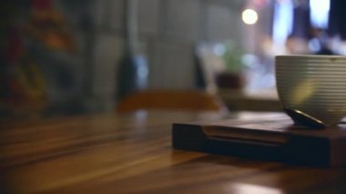 Tezgahtaki kahve dükkanında kahve sipariş ediyorlar. 