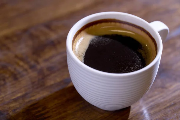 Taza de café fresco sobre fondo de madera — Foto de Stock