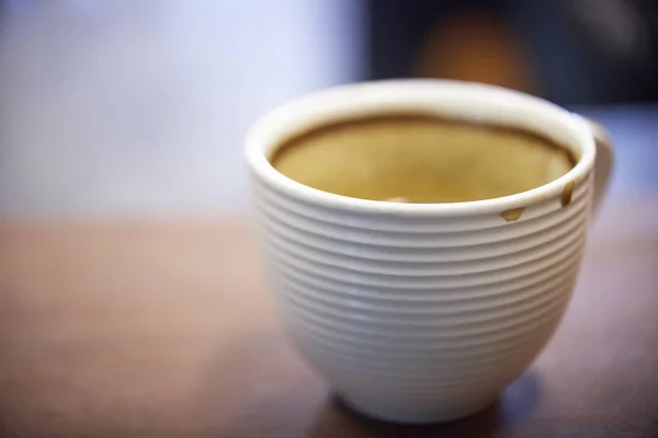 Csésze friss kávé, fából készült háttér — Stock Fotó
