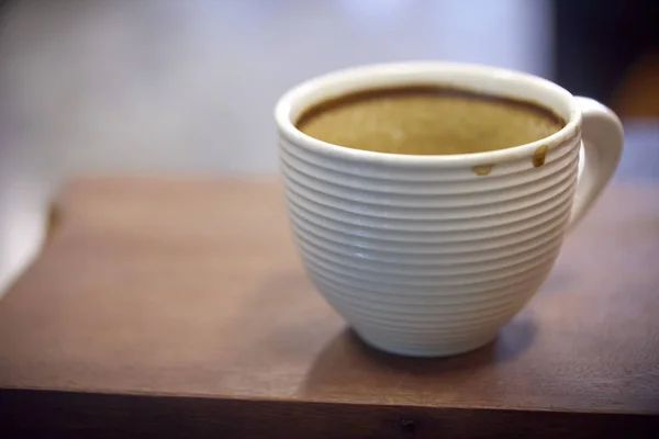 Taza de café fresco sobre fondo de madera — Foto de Stock