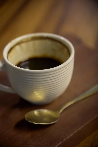 Xícara de café fresco em fundo de madeira — Fotografia de Stock