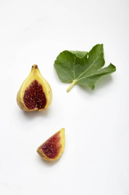 Beyaz yapraklı taze sarı incir meyvesi.