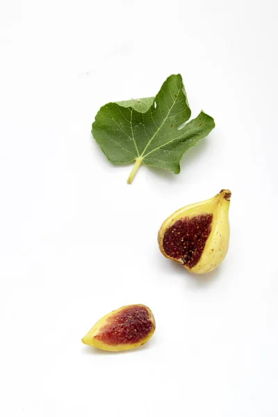 Figues jaunes fraîches fruits avec feuille sur blanc — Photo