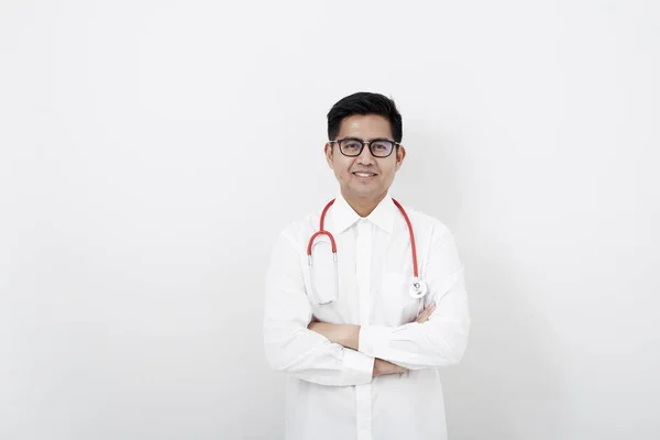 Retrato Joven Médico Asiático Aislado Sobre Fondo Blanco Espacio Copia — Foto de Stock