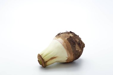 Yakın plan taze Taro beyaz arkaplanda izole edilmiş, kırpma yolu