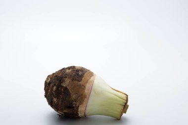 Yakın plan taze Taro beyaz arkaplanda izole edilmiş, kırpma yolu